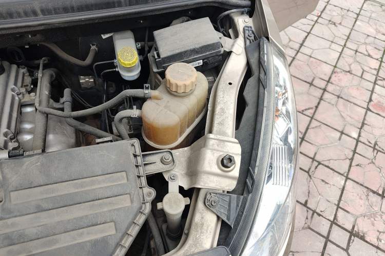 Used Wuling Rongguang V 2015 1.5L Base Version Engine Bay Left