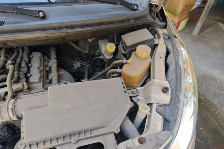Used Wuling Rongguang V 2015 1.2L Standard Version Engine Bay Left