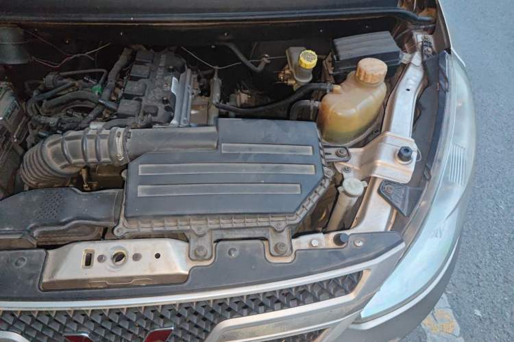 Used Wuling Rongguang V 2015 1.5L Base Version Engine Bay Left