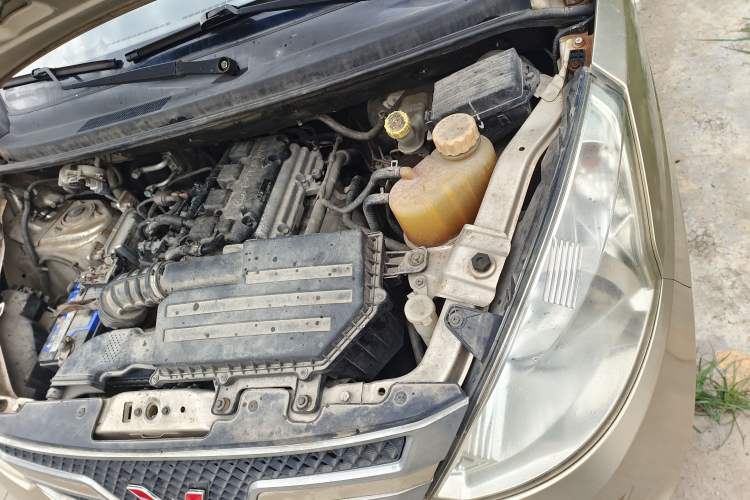 Used Wuling Rongguang V 2015 1.5L Base Version Engine Bay Left