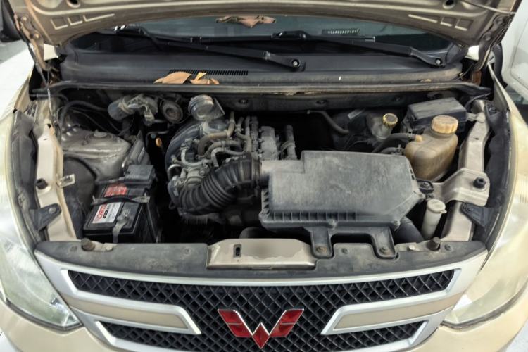Used Wuling Rongguang V 2015 1.2L Base Version Engine Bay