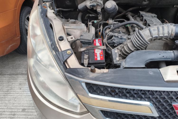 Used Wuling Rongguang V 2015 1.5L Standard Version Engine Bay Right