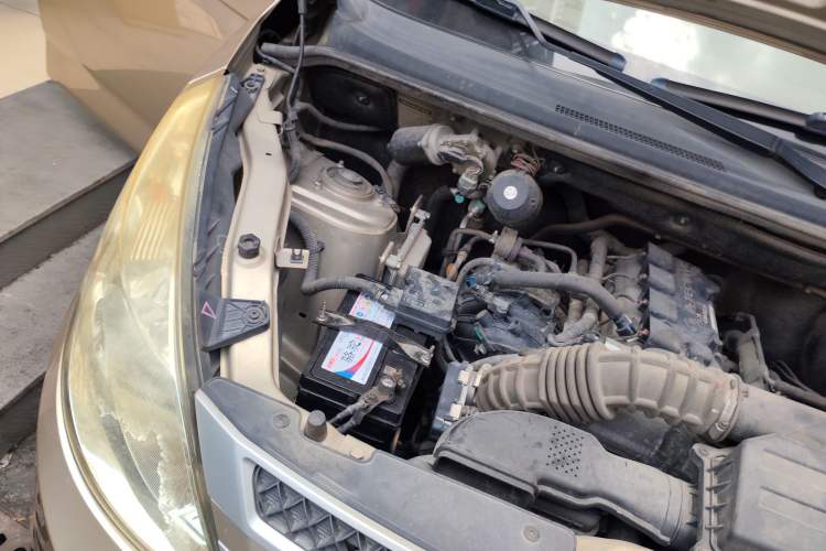 Used Wuling Rongguang V 2015 1.5L Base Version Engine Bay Right