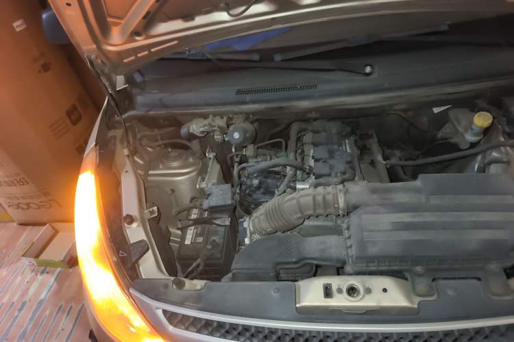 Used Wuling Rongguang V 2015 1.5L Base Version Engine Bay Right