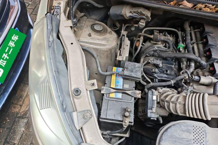 Used Wuling Rongguang V 2015 1.5L Base Version Engine Bay Right