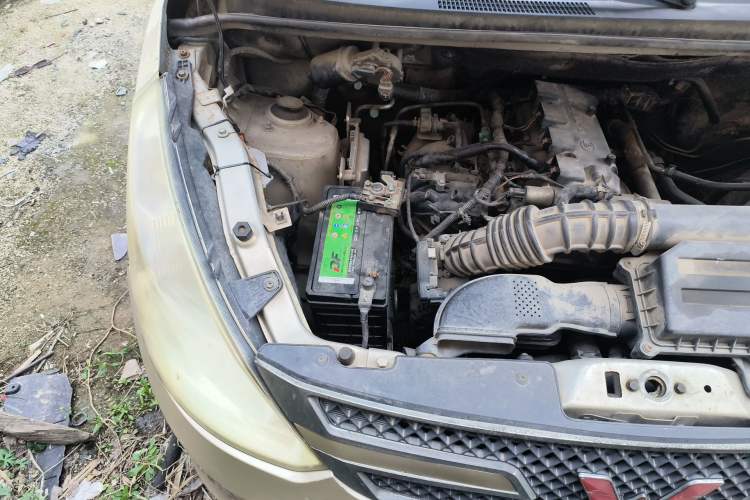 Used Wuling Rongguang V 2015 1.5L Practical Version Engine Bay Right