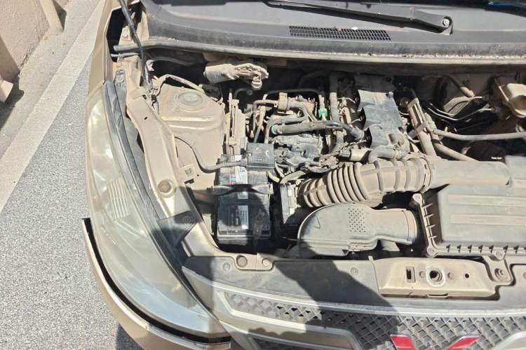 Used Wuling Rongguang V 2015 1.5L Base Version Engine Bay Right