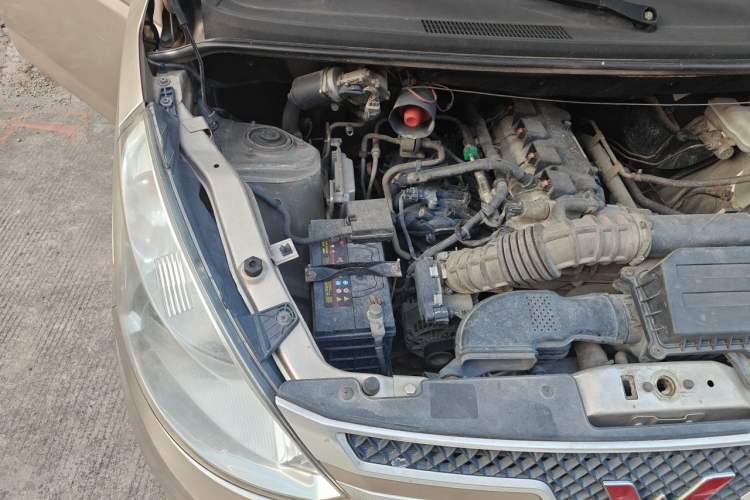 Used Wuling Rongguang V 2015 1.5L Base Version Engine Bay Right