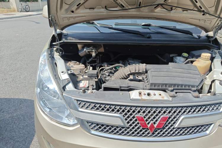 Used Wuling Rongguang V 2015 1.5L Standard Version Engine Bay Right