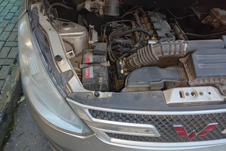 Used Wuling Rongguang V 2015 1.5L Base Version Engine Bay Right
