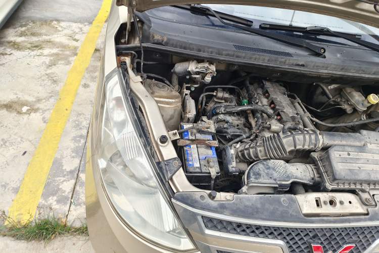 Used Wuling Rongguang V 2015 1.5L Base Version Engine Bay Right