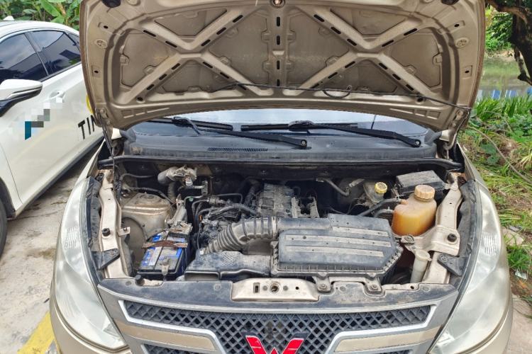 Used Wuling Rongguang V 2015 1.5L Base Version Engine Bay