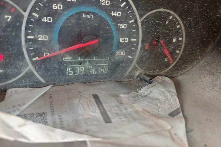 Used Wuling Rongguang V 2015 1.2L Base Version Odometer Close Up