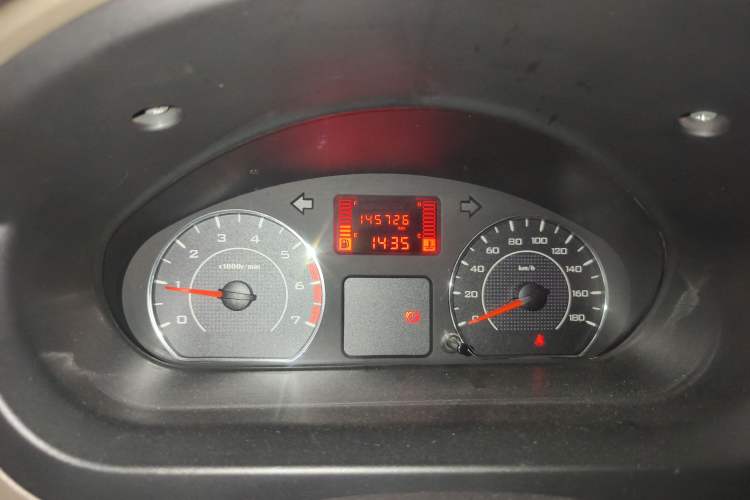 Used Wuling Rongguang V 2015 1.5L Base Version Odometer Close Up
