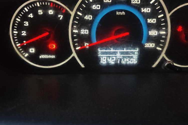 Used Wuling Rongguang V 2015 1.5L Base Version Odometer Close Up