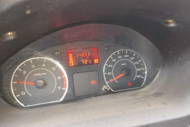 Used Wuling Rongguang V 2015 1.2L Practical Model Odometer Close Up