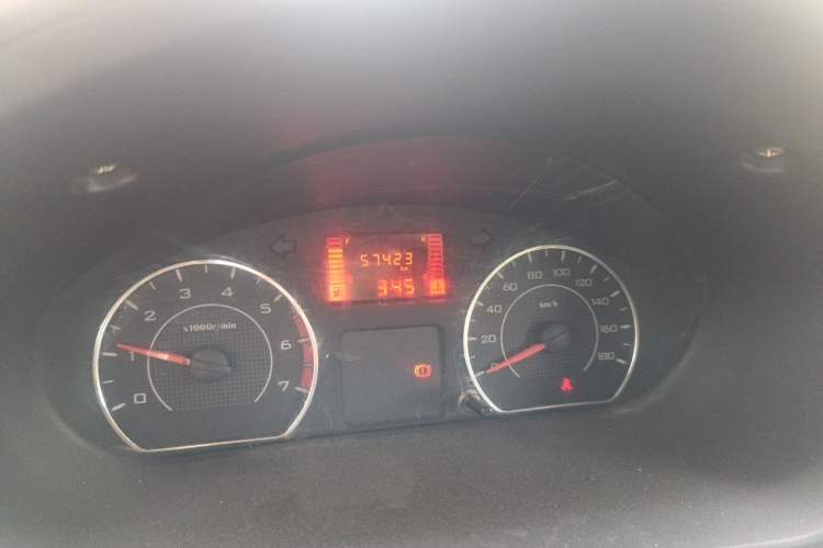Used Wuling Rongguang V 2015 1.2L Practical Model Odometer Close Up