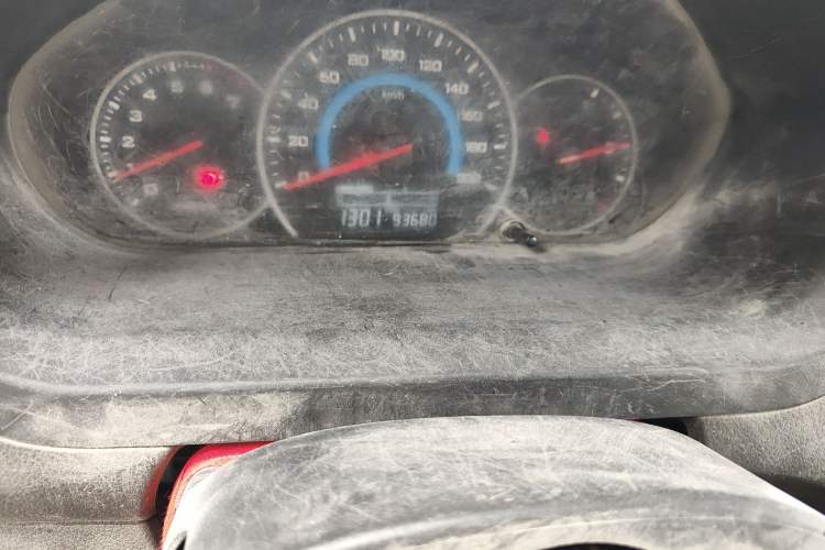 Used Wuling Rongguang V 2015 1.5L Base Version Odometer Close Up