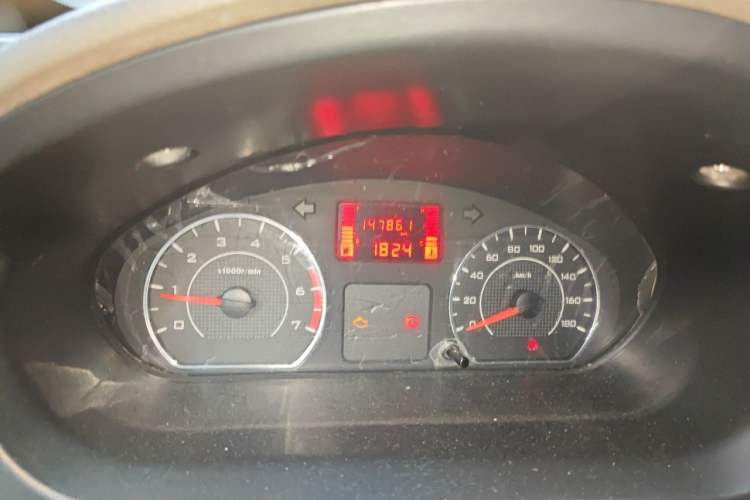 Used Wuling Rongguang V 2015 1.5L Base Version Odometer Close Up