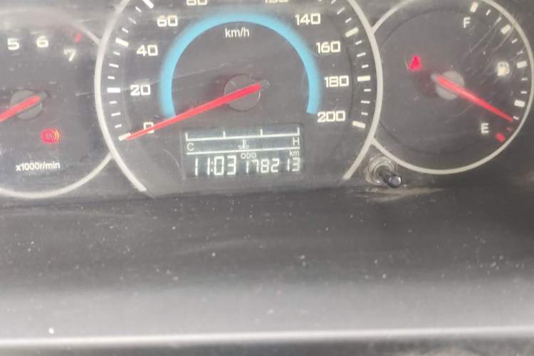 Used Wuling Rongguang V 2015 1.5L Base Version Odometer Close Up