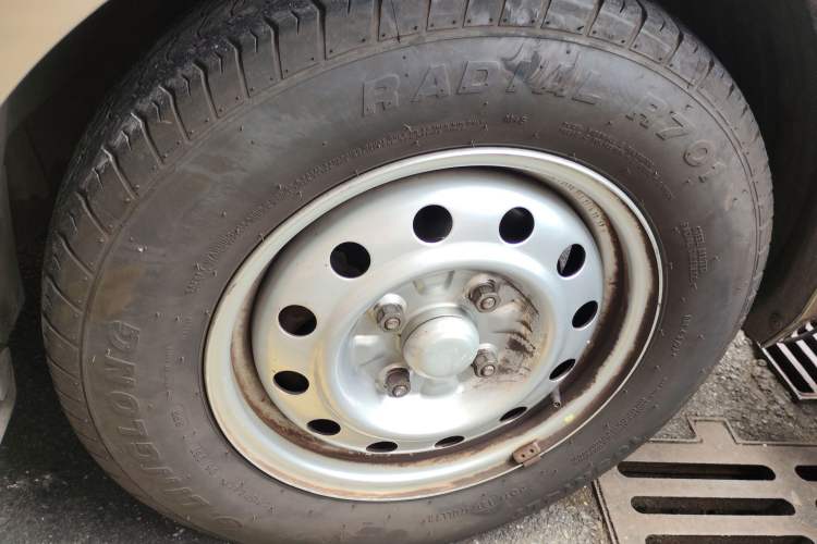 Used Wuling Rongguang V 2015 1.5L Base Version Right Front Wheel Hub