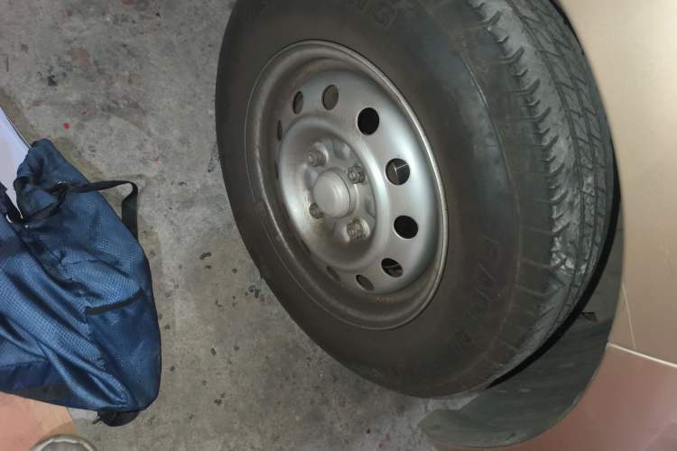 Used Wuling Rongguang V 2015 1.5L Base Version Right Front Wheel Hub