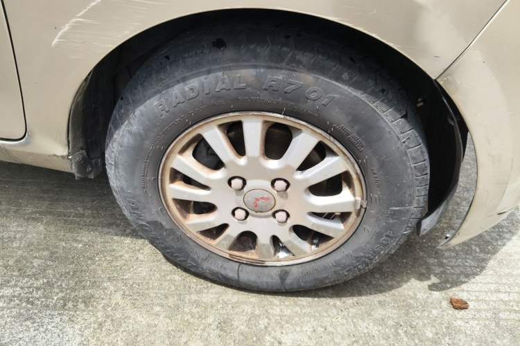 Used Wuling Rongguang V 2015 1.5L Standard Version Right Front Wheel Hub