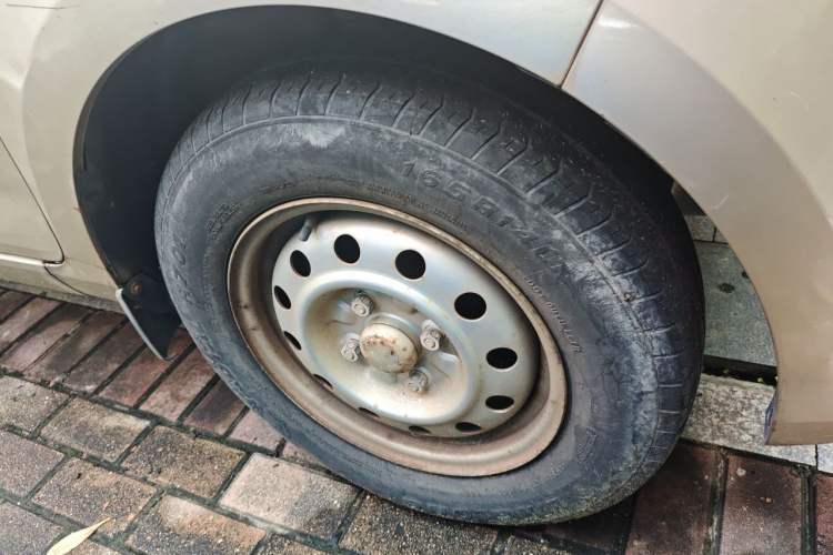 Used Wuling Rongguang V 2015 1.5L Base Version Right Front Wheel Hub