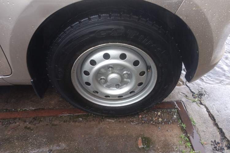 Used Wuling Rongguang V 2015 1.5L Standard Version Right Front Wheel Hub