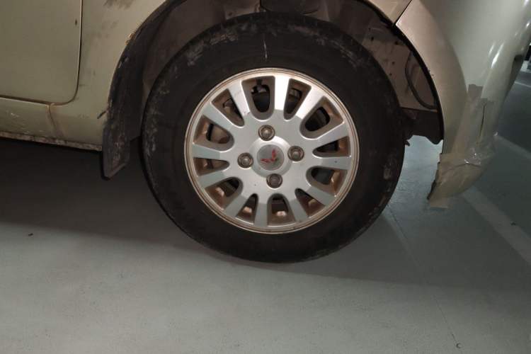 Used Wuling Rongguang V 2015 1.5L Standard Version Right Front Wheel Hub