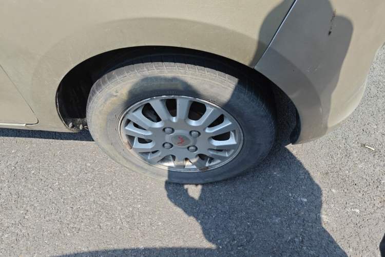 Used Wuling Rongguang V 2015 1.5L Standard Version Right Front Wheel Hub