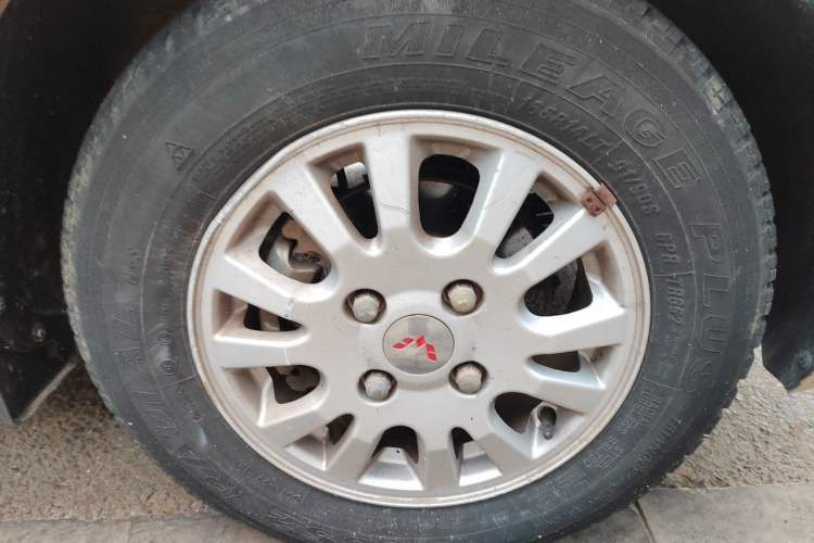 Used Wuling Rongguang V 2015 1.2L Standard Version Right Front Wheel Hub