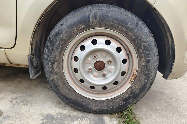 Used Wuling Rongguang V 2015 1.5L Base Version Right Front Wheel Hub