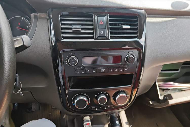 Used Wuling Rongguang V 2016 1.5L Standard Version Audio And AC Panel
