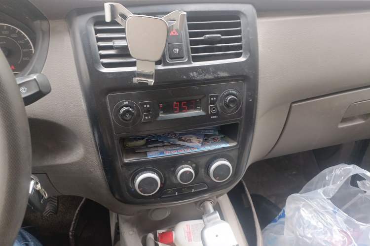 Used Wuling Rongguang V 2016 1.5L Practical Version Audio And AC Panel