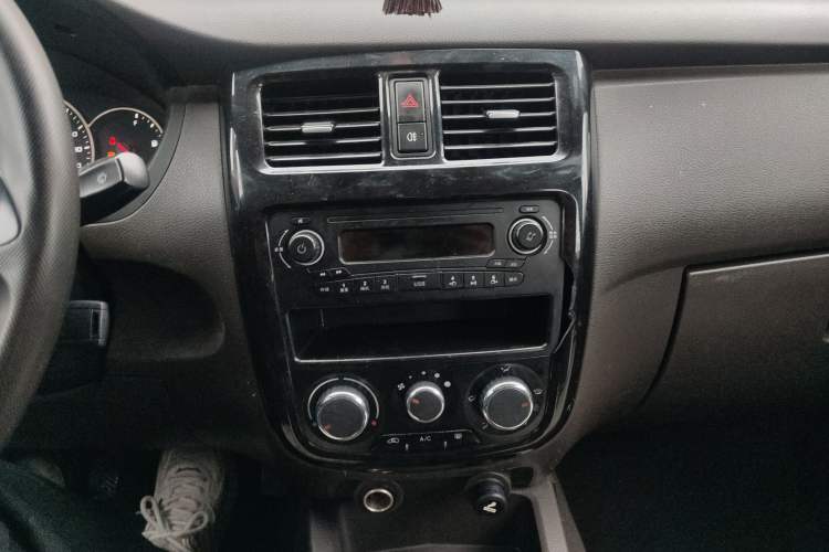 Used Wuling Rongguang V 2016 1.2L Standard Version Audio And AC Panel