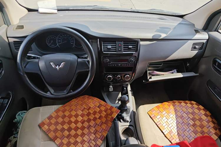 Used Wuling Rongguang V 2016 1.5L Standard Version Center Console
