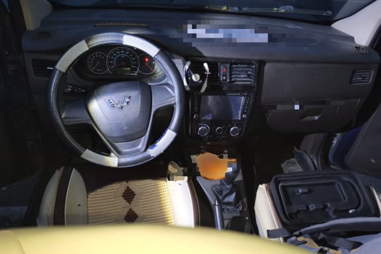 Used Wuling Rongguang V 2016 1.5L Standard Version Center Console
