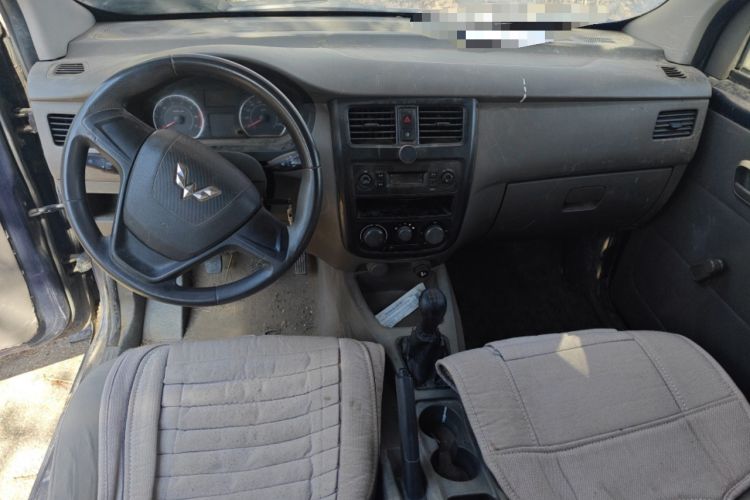 Used Wuling Rongguang V 2016 1.5L Practical Version Center Console