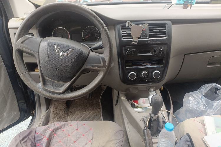 Used Wuling Rongguang V 2016 1.5L Practical Version Center Console