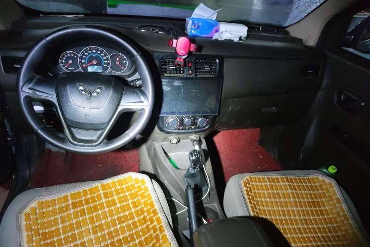 Used Wuling Rongguang V 2016 1.5L Standard Version Center Console
