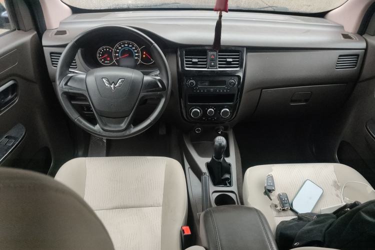 Used Wuling Rongguang V 2016 1.2L Standard Version Center Console