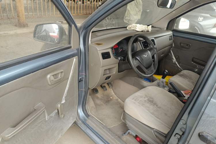 Used Wuling Rongguang V 2016 1.5L Practical Version Driver Seat