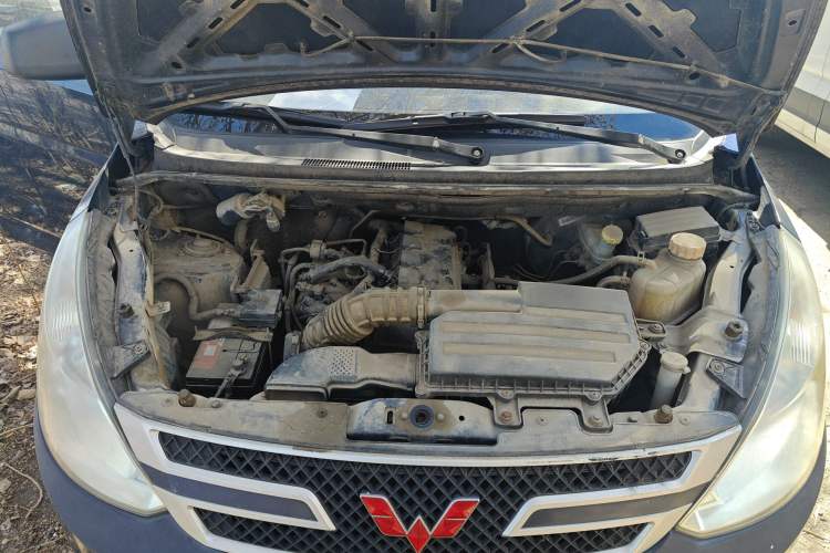 Used Wuling Rongguang V 2016 1.5L Practical Version Engine Bay
