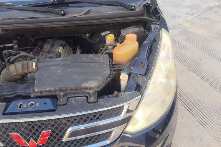 Used Wuling Rongguang V 2016 1.5L Standard Version Engine Bay Left