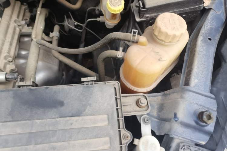 Used Wuling Rongguang V 2016 1.5L Standard Version Engine Bay Left