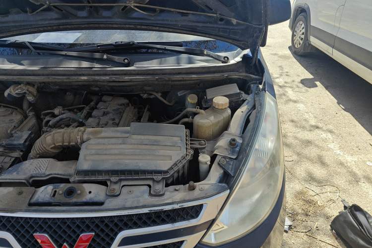 Used Wuling Rongguang V 2016 1.5L Practical Version Engine Bay Left