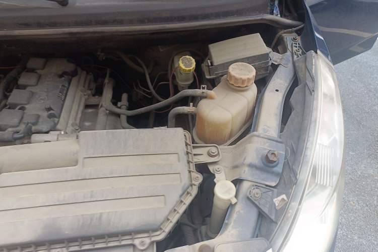 Used Wuling Rongguang V 2016 1.5L Practical Version Engine Bay Left