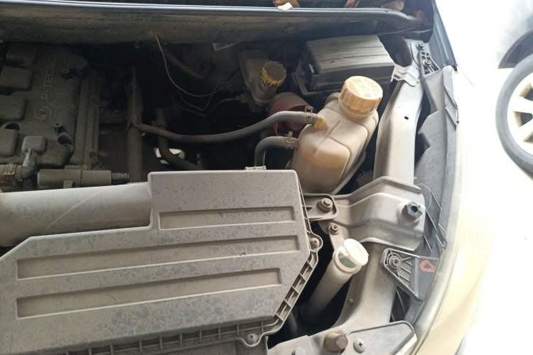 Used Wuling Rongguang V 2016 1.5L Practical Version Engine Bay Left