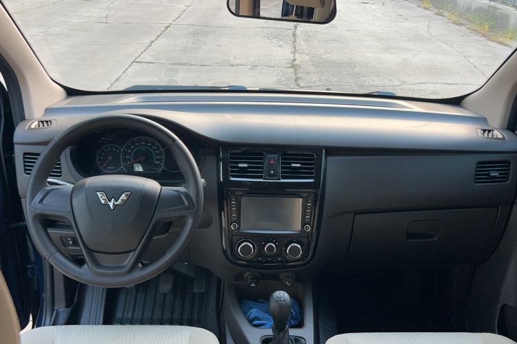 Used Wuling Rongguang V 2016 1.5L Standard Version Interior 1